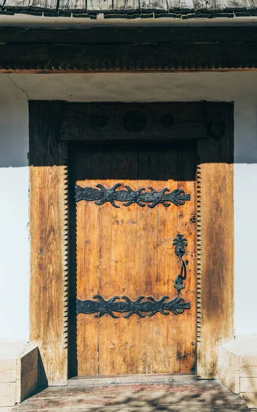Старі Дерев Яні Двері Заміського Будинку — стокове фото