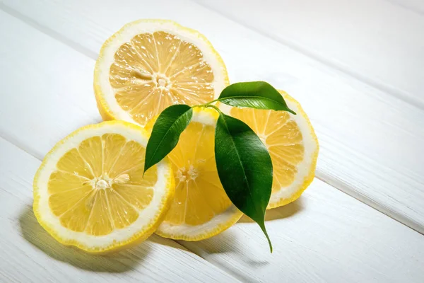 Fresh Juicy Lemons White Wooden Cutting Board Background — Stock Photo, Image