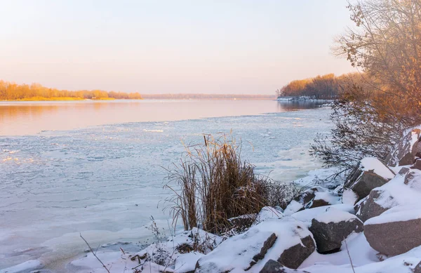 Coucher Soleil Hiver Rivage Boisé Une Rivière Gelée — Photo