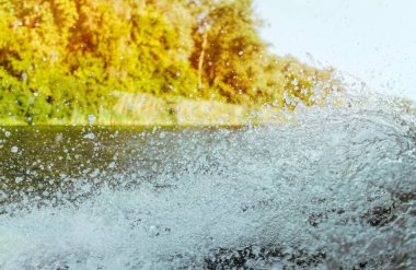 Güneş ışığına su sıçratıyorum. Sahilde eğlenmek, arka plan