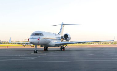 Kiev / Ukrayna - 12 Haziran 2017: Ukrayna 'nın Kiev kentindeki Kiev Uluslararası Havalimanı pistinde Embraer yolcu uçağı. Avrupa 'daki Uluslararası Havayolları. Mal ve yolcu taşımacılığı