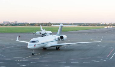 Kiev / Ukrayna - 12 Haziran 2017: Ukrayna 'nın Kiev kentindeki Kiev Uluslararası Havalimanı pistinde Embraer yolcu uçağı. Avrupa 'daki Uluslararası Havayolları. Mal ve yolcu taşımacılığı