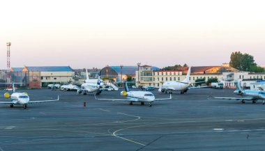 Kiev / Ukrayna - 12 Haziran 2017: Ukrayna 'nın Kiev kentindeki Kiev Uluslararası Havalimanı pistinde Embraer yolcu uçağı. Avrupa 'daki Uluslararası Havayolları. Mal ve yolcu taşımacılığı