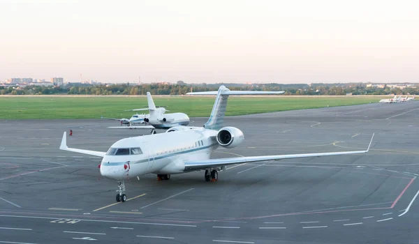 Kiev Ucrania Junio 2017 Embraer Avión Pasajeros Pista Del Aeropuerto —  Fotos de Stock