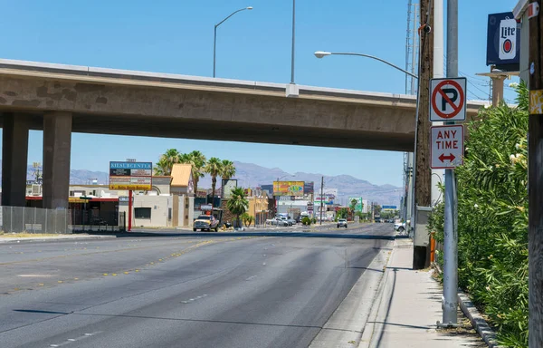 Las Vegas, Nevada / ABD - 23 Haziran 2017: Las Vegas, ABD 'deki eski evlerin kirli yolları ve yıpranmış cepheleri. Dünyanın lüks oyun başkentinin yanlış tarafındayım. Turistik olmayan Vegas