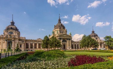 Budapeşte / Macaristan - 30 Ağustos 2019: Budapeşte, Macaristan'da ünlü Secheni Termal Havuzları. Eğlenmek ve yıkanan insanlar. Su tedavileri için halka açık tedavi havuzları ve saunalardan oluşan sağlıklı yaşam kompleksi