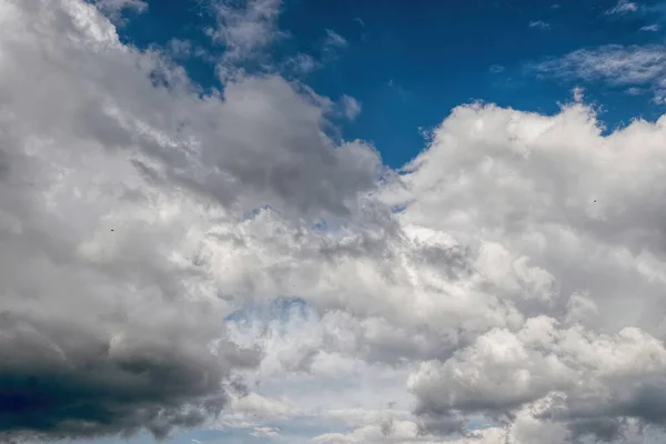 Φυσικό Υπόβαθρο Γκρι Και Μπλε Άνοιξη Θυελλώδη Σύννεφα — Φωτογραφία Αρχείου