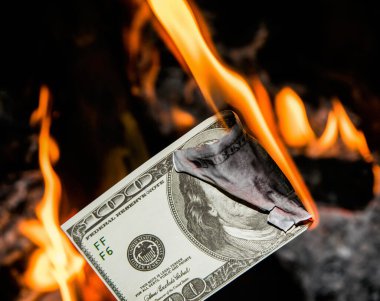 Yüz dolarlık banknot yakıyor. ABD mali krizi, tecrit ve enflasyon