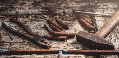 Çalışan bir tamirhanede eski paslı aletler.