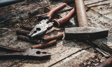 Çalışan bir tamirhanede eski paslı aletler.