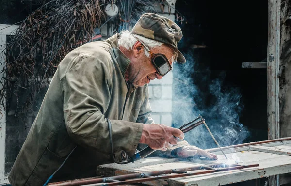 Alte Dorfschweißerei Älterer Mann Arbeitet Mit Metall Und Schweißelektrode — Stockfoto
