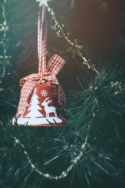 Κόκκινη Καμπάνα Και Στολίδια Χριστουγεννιάτικο Δέντρο — Φωτογραφία Αρχείου