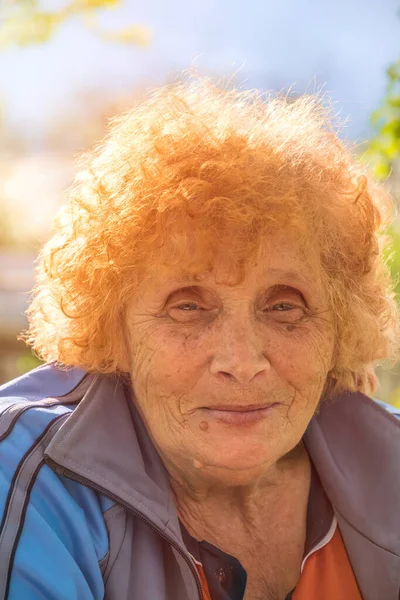 Ουκρανική Ηλικιωμένη Γυναίκα Ετών Έναν Καλοκαιρινό Κήπο — Φωτογραφία Αρχείου