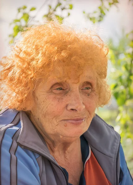 Ukraińska Seniorka Lat Letnim Ogrodzie — Zdjęcie stockowe