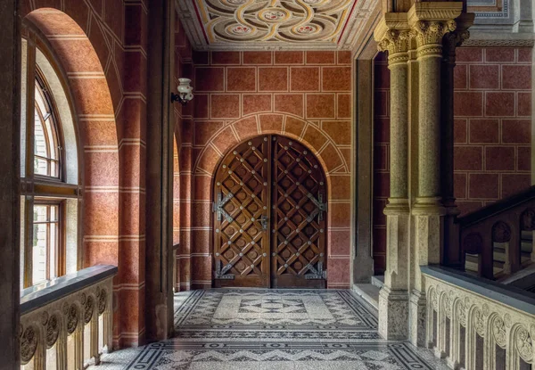 Chernivtsi şehri, Bukovina, Ukrayna - 12 Haziran 2018: antik dövmeli demir kapı ve Chernivtsi kentindeki eski üniversite binasının lobisindeki mermer merdiven. Ortaçağ mimarisi