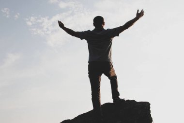 Silüet adam elleri kayanın üstünde