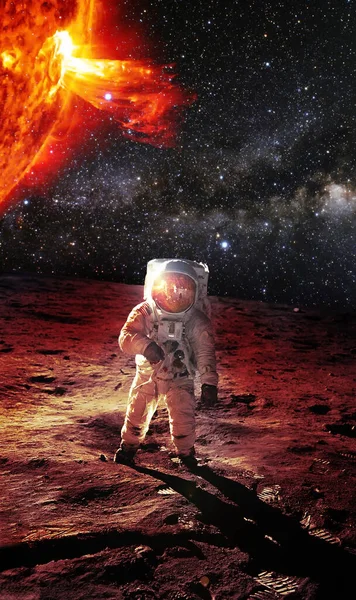 Astronaut on the Mars with an Earth and big planet in background - Elements of this Image furnished by NASA — Stock Photo, Image