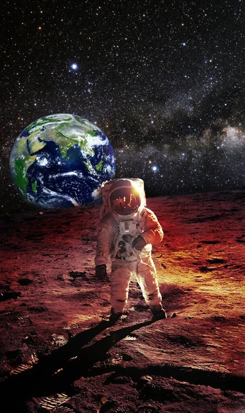 Astronaut on the Mars with an Earth and big planet in background - Elements of this Image furnished by NASA — Stock Photo, Image