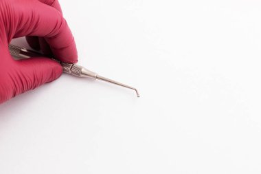 Dişçi aletleri. Diş sigortası, diş sağlığı konsepti. Dişçi eli ile beyaz arkaplan 