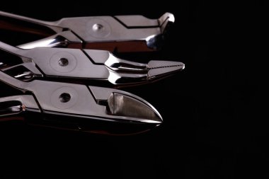 Ekipman ve dişçi ofisinde diş aletleri. Araçları yakın çekim. Diş Hekimliği