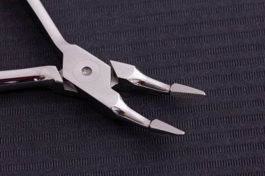 Diş hekimliği bürosunda ekipman ve diş aletleri. Aletler yakın plan. Dişçilik