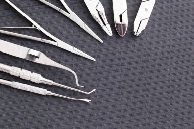 Diş hekimliği bürosunda ekipman ve diş aletleri. Aletler yakın plan. Dişçilik