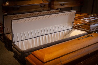 Cenaze evi. Yeni modern. Sofa chester tabut stili.