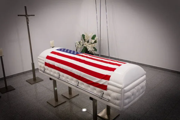 Usa κηδεία σπίτι με νέα σύγχρονη σαν ένα φέρετρο Καναπές Τσέστερ στυλ — Φωτογραφία Αρχείου