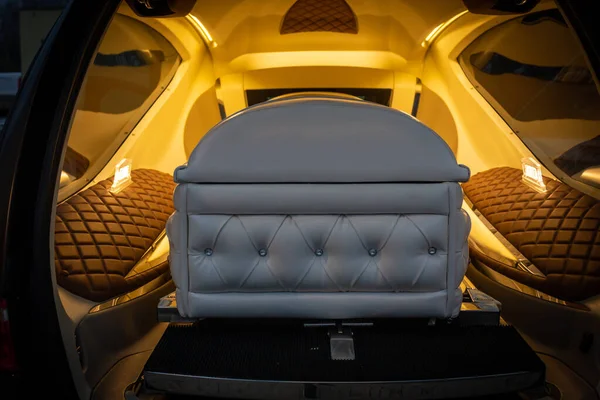 Dom pogrzebowy z nowym nowoczesnym stylu jak sofa chester trumny w samochodzie — Zdjęcie stockowe