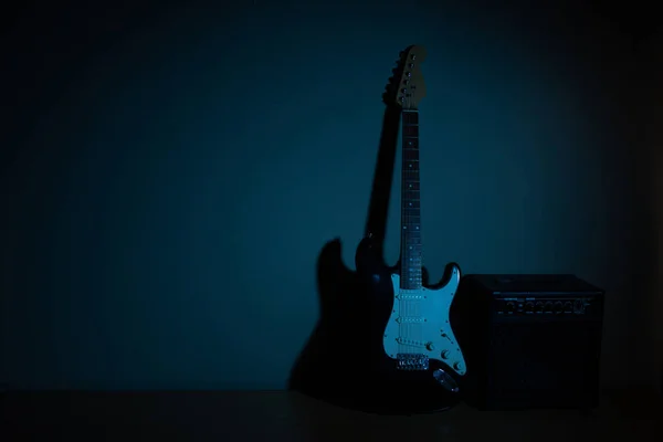 Guitarra elétrica azul na frente de uma parede vintage — Fotografia de Stock
