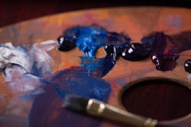 Palette soluk soluğa kalan yağ. Sanatçı arkaplanı 