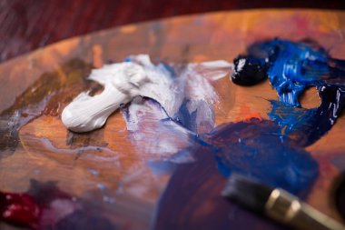 Palette soluk soluğa kalan yağ. Sanatçı arkaplanı 