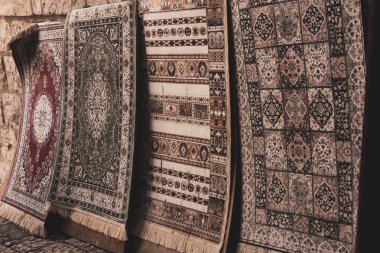 El yapımı eski bir halıda eski model yama işi. Eski battaniye yüzeyinin dokusu üzerine desenler.