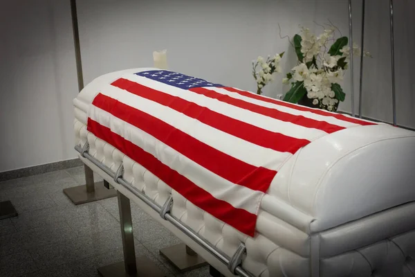 ΗΠΑ Κηδεία σπίτι με νέα σύγχρονη σαν ένα φέρετρο Καναπές Τσέστερ στυλ. Αμερικανική σημαία — Φωτογραφία Αρχείου
