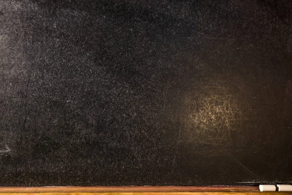 Krita gnidas ut på svarta tavlan bakgrund — Stockfoto