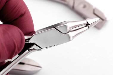 Dişçi aletleri. Diş sigortası, diş sağlığı konsepti. Dişçi eli ile beyaz arkaplan 