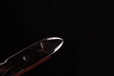 Siyah arka planda diş ekipmanları. Dişçinin ofisinde ekipman ve diş aletleri var. Aletler yakın plan. Dişçilik