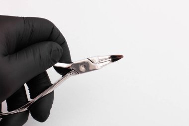 Beyaz arkaplanda erkek eli parıltısı olan dişçi araçları