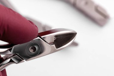 Beyaz arkaplanda erkek eli parıltısı olan dişçi araçları