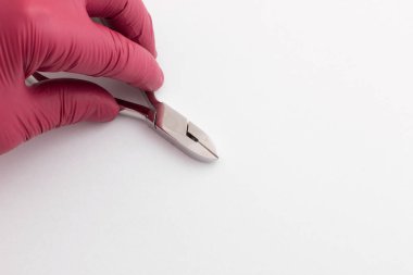 Beyaz arkaplanda erkek eli parıltısı olan dişçi araçları