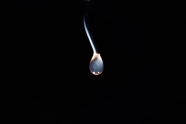 Macro goutte d'eau avec du sang sur fond noir — Photo