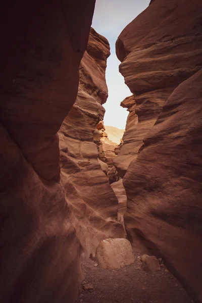İsrail 'e, Eilat Dağları' na, Kızıl Kanyon 'a, dev uçurumlara yolculuk. — Stok fotoğraf