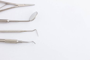 Dişçi aletleri. Diş sigortası, diş sağlığı konsepti. Beyaz arkaplan üst görünüm kopyalama alanı