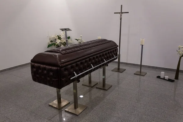 Caixão. Funeral casa com novo moderno como retro Chesterfield — Fotografia de Stock