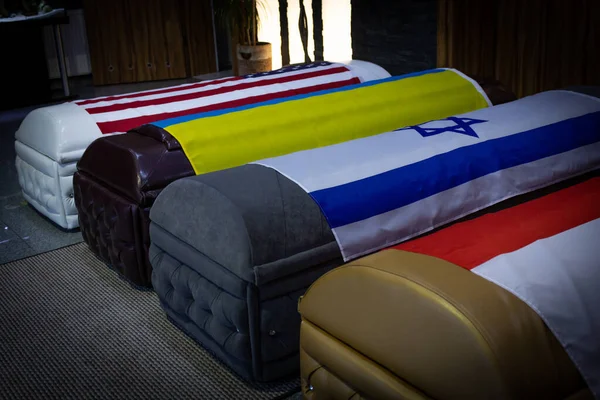 Coffin Ucrânia, EUA, Polonês, Bandeira Funeral casa com novo moderno como um estilo de caixão Sofá chester — Fotografia de Stock