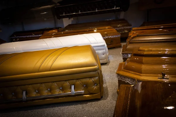 Gold Coffin met nieuwe moderne als een Sofa chester stijl. — Stockfoto