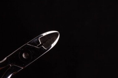 Siyah arka planda diş ekipmanları. Dişçinin ofisinde ekipman ve diş aletleri var. Aletler yakın plan. Dişçilik