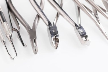 Beyaz arka planda diş bakımı için aletleri olan dişçi ofisi. Kıskaç azı dişi