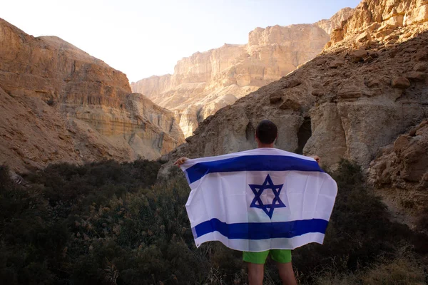 ชายมีความสุขกับธงอิสราเอล มองไปทางขอบฟ้า ยกมือขึ้น — ภาพถ่ายสต็อก