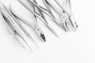 Dişçi aletleri. Diş sigortası, diş sağlığı konsepti. Beyaz arkaplan üst görünüm kopyalama alanı